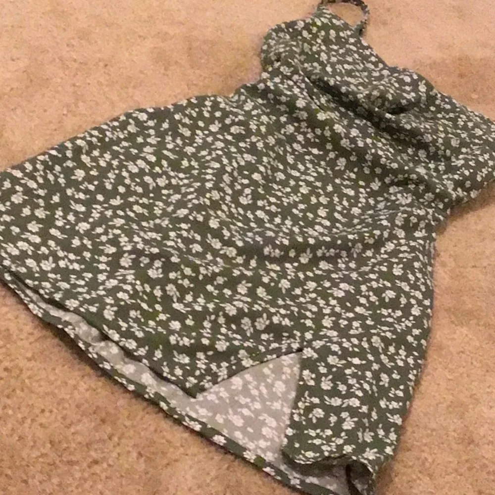 Green floral prairie dress🌳🌟⭐️ - Picture 3 of 5